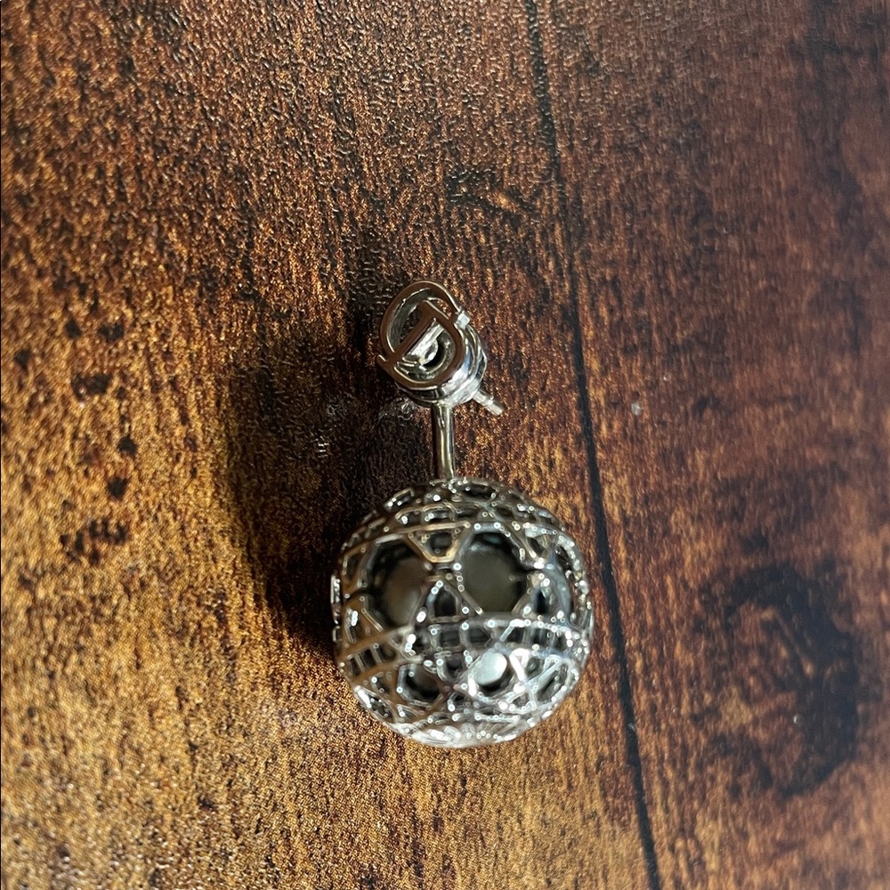 Dior Pearl Secret Cannage Mise En Dior Tribales earring
(Only 1)